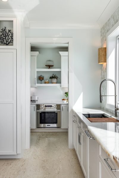 Built-in wet bar at Lighthouse Pointe, a D'Asign Source design-build