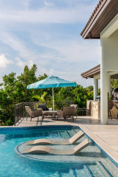 Pool and outdoor dining at Sunrise